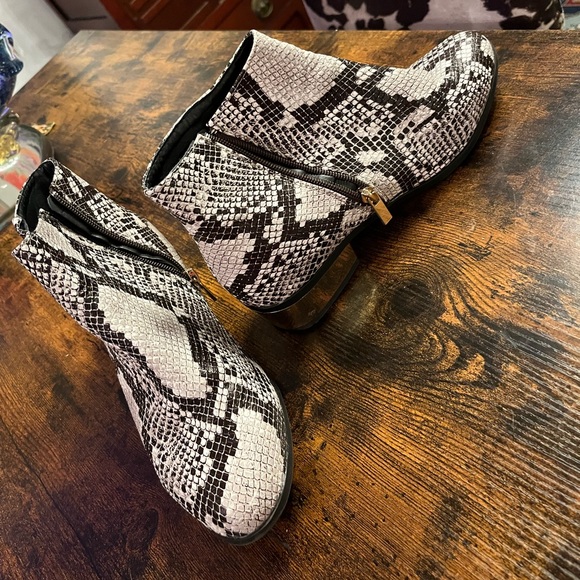 Faux snakeskin booties - Picture 1 of 11